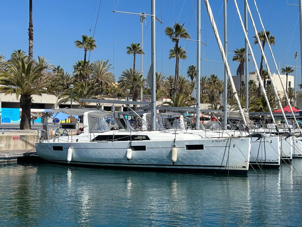 Barco de vela EN CHARTER, de la marca Beneteau modelo Oceanis 411 y del año 2019, disponible en Club Nàutic L'Estartit Torroella de Montgrí Girona España